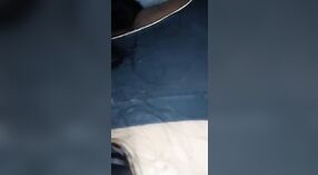 Indiase tante geeft een pijpbeurt aan haar jong vriendje in deze hete video 3 min 20 sec