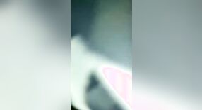 Indiase tante geeft een pijpbeurt aan haar jong vriendje in deze hete video 4 min 00 sec
