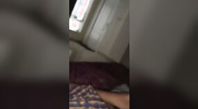 Indiase tante geeft een pijpbeurt aan haar jong vriendje in deze hete video 0 min 0 sec