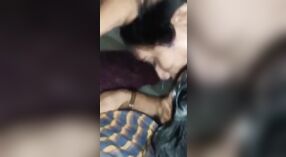 Indiase tante geeft een pijpbeurt aan haar jong vriendje in deze hete video 1 min 00 sec