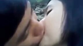 الهندي كلية البنات الحصول على المشاغب في مجموعة الجنس الفيديو مع القبلات في الهواء الطلق متعة 1 دقيقة 50 ثانية