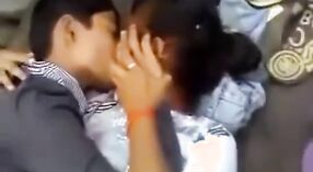 Indische College-Mädchen werden im Gruppensexvideo mit Küssen und Spaß im Freien ungezogen 3 min 50 s