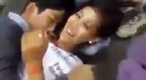 Indische College-Mädchen werden im Gruppensexvideo mit Küssen und Spaß im Freien ungezogen 4 min 20 s