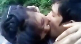 Indische College-Mädchen werden im Gruppensexvideo mit Küssen und Spaß im Freien ungezogen 4 min 50 s