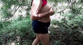 Desi Frau mit großen Titten genießt outdoor-sex in jeans kurz 2 min 00 s