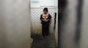 Schoolmeisje shows af haar poesje en borsten in de badkuip voor MMC 0 min 0 sec