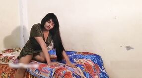 Une star du porno indienne se déshabille pour révéler son corps chaud 4 minute 20 sec
