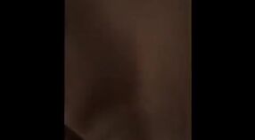 আহমেদাবাদে দেশি কলেজের মেয়ে একটি গভীরতর ব্লজব দেয় এবং তার স্তনগুলিতে বাঁড়ায় 4 মিন 20 সেকেন্ড