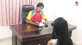 देसी कॉलेजची मुलगी तिच्या पहिल्या लैंगिक अनुभवासाठी तिच्या शिक्षकाला भुरळ घालते 0 मिन 0 सेकंद