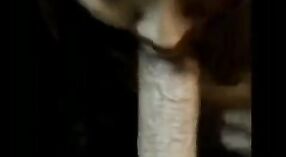 Indisch meisje met grote borsten geeft een erotische pijpbeurt in MMC video 2 min 20 sec