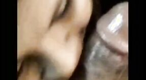 Gadis India dengan payudara besar memberikan blowjob erotis dalam video MMC 2 min 50 sec