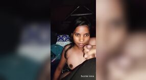 В индийском секс-ммс-видео молодую и тугую киску жестко трахают 5 минута 40 сек