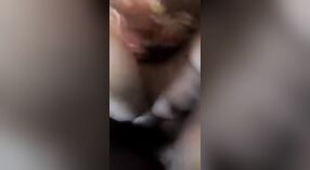 Bu seksi videoda Hintli bir kameraman, büyük memeli bir kızı tırnaklarıyla memnun ediyor 1 dakika 50 saniyelik