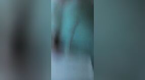 В этом сексуальном видео индийский оператор ублажает девушку с большой грудью своими ногтями 2 минута 40 сек