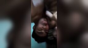 В этом сексуальном видео индийский оператор ублажает девушку с большой грудью своими ногтями 2 минута 50 сек