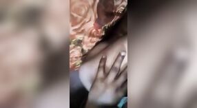 W tym seksownym filmie Indyjski Operator cieszy się dziewczyną z dużymi cyckami z paznokciami 0 / min 0 sec