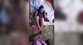 在这个热闹的视频中捕获了Desi Girl与黑人情人的第一次相机遇到 0 敏 0 sec