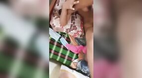 Petite tiener met kleine borsten geeft een handjob en masturbeert met Desi voor de eerste keer 2 min 50 sec