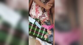Petite tiener met kleine borsten geeft een handjob en masturbeert met Desi voor de eerste keer 3 min 20 sec