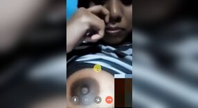 Geiles indisches Babe mit großen Titten spielt im Live-Video mit ihrem Freund die Hauptrolle 0 min 0 s