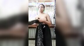 Bangla deusa do sexo tiras para baixo para exibir seu corpo gordo em MMC vídeo 0 minuto 0 SEC