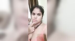الهندي بهابي في الوردي الصدرية يظهر قبالة لها كبير الثدي في سكس فيديو 0 دقيقة 0 ثانية
