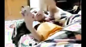 Amateur Indiase Paar enjoys steamy webcam seks 5 min 40 sec