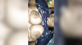 데시 하드 코어 아내를 괴롭히는 그녀의 남편과 함께 그녀의 큰 가슴과 젖꼭지에서 증기 비디오 0 최소 0 초