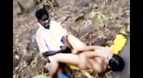 Un giovane Indiano ragazza prende scopata all'aperto in questo blu Bengalese porno video 1 min 40 sec
