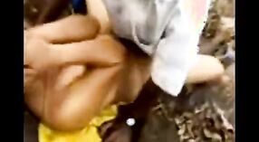 Un giovane Indiano ragazza prende scopata all'aperto in questo blu Bengalese porno video 2 min 20 sec