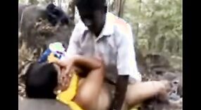 Un giovane Indiano ragazza prende scopata all'aperto in questo blu Bengalese porno video 4 min 00 sec