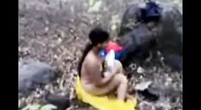 Una joven india es follada al aire libre en este video porno bengalí azul 4 mín. 20 sec