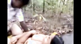 Een jong Indisch meisje wordt buiten geneukt in deze blauwe Bengaalse porno video 0 min 0 sec