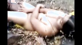 Una joven india es follada al aire libre en este video porno bengalí azul 0 mín. 40 sec