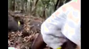 Una joven india es follada al aire libre en este video porno bengalí azul 1 mín. 00 sec