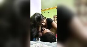 Bengala Desi esposa disfruta de un paseo salvaje en la polla de su hombre en este video de MMC 4 mín. 00 sec