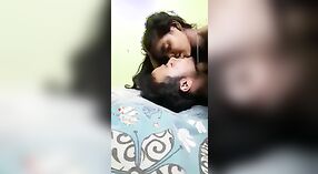 बंगाल देसी पत्नी इस एमएमसी वीडियो में अपने आदमी के मुर्गा पर एक जंगली सवारी का आनंद लेती है 4 मिन 40 एसईसी