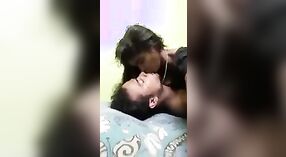 Die bengalische Desi-Frau genießt in diesem MMC-Video einen wilden Ritt auf dem Schwanz ihres Mannes 5 min 00 s