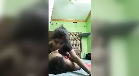 Die bengalische Desi-Frau genießt in diesem MMC-Video einen wilden Ritt auf dem Schwanz ihres Mannes 1 min 00 s