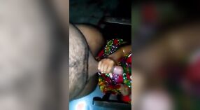 Bangla / Tamil bir bebeğin amına sahip Hint pornosu 1 dakika 00 saniyelik
