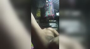 Cachonda india Desi gime de placer mientras se masturba con un consolador 2 mín. 20 sec