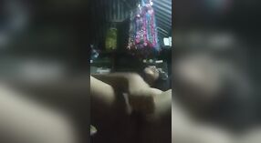 Cachonda india Desi gime de placer mientras se masturba con un consolador 4 mín. 00 sec