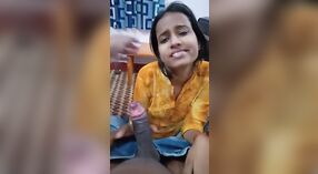 Desi MMS视频中有一个年轻女孩给口交并吮吸硬公鸡 1 敏 20 sec