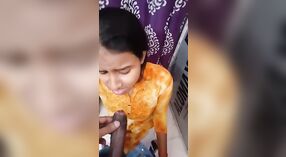 Desi MMS视频中有一个年轻女孩给口交并吮吸硬公鸡 3 敏 20 sec
