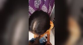 Desi MMS视频中有一个年轻女孩给口交并吮吸硬公鸡 3 敏 40 sec
