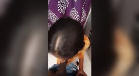 El video de Desi mms presenta a una joven que hace una mamada y chupa una polla dura 3 mín. 40 sec