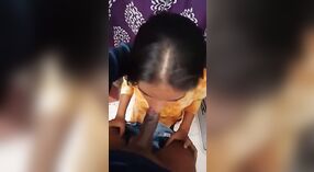 Desi MMS视频中有一个年轻女孩给口交并吮吸硬公鸡 4 敏 20 sec
