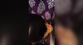 Desi MMS视频中有一个年轻女孩给口交并吮吸硬公鸡 5 敏 00 sec
