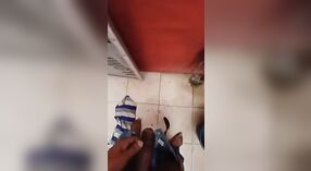 Video desi mms menampilkan seorang gadis muda memberikan blowjob dan mengisap ayam keras 5 min 20 sec