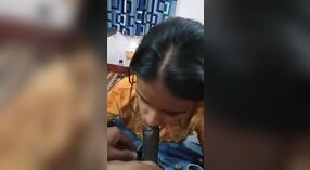 Desi MMS视频中有一个年轻女孩给口交并吮吸硬公鸡 0 敏 0 sec